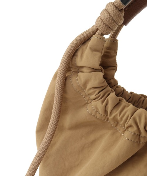 CONVERSE TOKYO（コンバーストウキョウ）の「2WAY ROPE HANDLE GATHERED SHOULDER BAG（ショルダーバッグ・レディース・チャコールグレー/ブラック/ベージュ・FREE）」の11枚目の写真