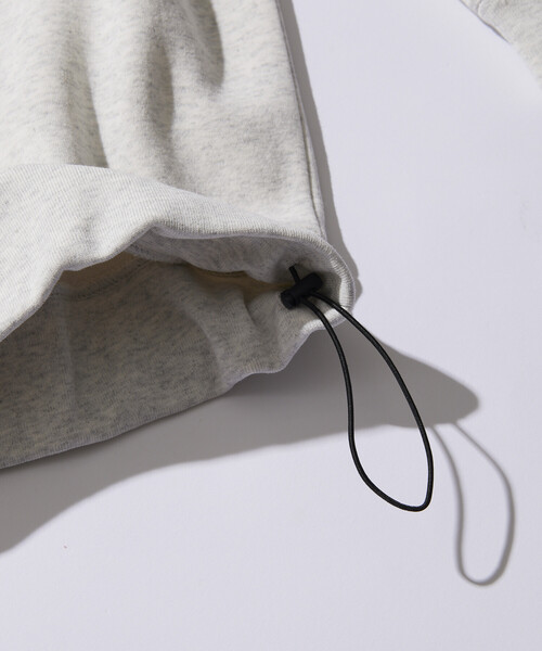 FREAK'S STORE(フリークスストア)の「限定展開 ビッグシルエット ワンポイント刺繍 バックプリント ヘムコード クルーネック スウェット(スウェット・メンズ・グレイッシュベージュ/アッシュグレー/スミクロ/ネイビー・SMALL/MEDIUM/LARGE)」の17枚目の写真