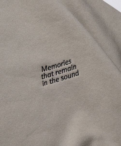 FREAK'S STORE(フリークスストア)の「限定展開 ビッグシルエット ワンポイント刺繍 バックプリント ヘムコード クルーネック スウェット(スウェット・メンズ・グレイッシュベージュ/アッシュグレー/スミクロ/ネイビー・SMALL/MEDIUM/LARGE)」の21枚目の写真