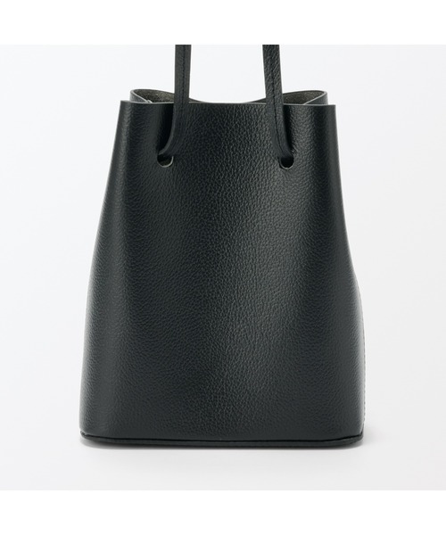 無印良品（ムジルシリョウヒン）の「ヌメ革　巾着バッグ（ショルダーバッグ・レディース・ブラック/ブラウン系・FREE）」の3枚目の写真