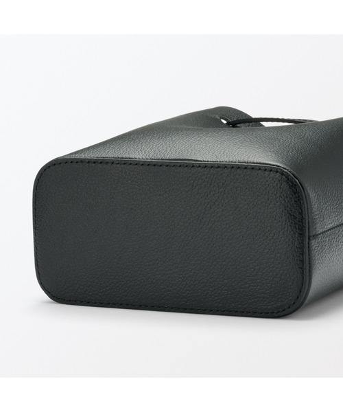 無印良品（ムジルシリョウヒン）の「ヌメ革　巾着バッグ（ショルダーバッグ・レディース・ブラック/ブラウン系・FREE）」の5枚目の写真