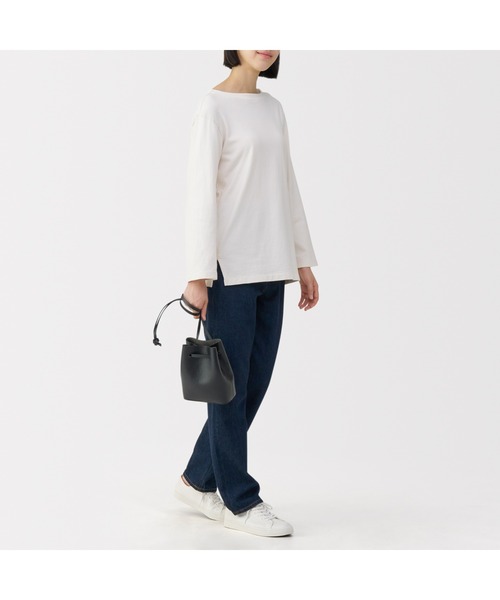 無印良品（ムジルシリョウヒン）の「ヌメ革　巾着バッグ（ショルダーバッグ・レディース・ブラック/ブラウン系・FREE）」の8枚目の写真