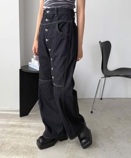 Jewelobe(ジュエローブ)の「ボタンデザインラフデニムパンツ(デニムパンツ・レディース・ブラック・M/S)」の2枚目の写真