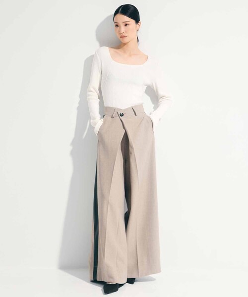 STUDIOUS(ステュディオス)の「【STUDIOUS/ステュディオス】Side Leather Flare Trousers/サイドレザーフレアトラウザー/スラックス/美脚パンツ/通勤パンツ/トレンドパンツ(スラックス・レディース・ブラック/ベージュ・1/2)」の4枚目の写真