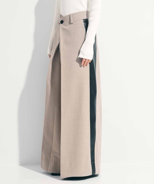 STUDIOUS(ステュディオス)の「【STUDIOUS/ステュディオス】Side Leather Flare Trousers/サイドレザーフレアトラウザー/スラックス/美脚パンツ/通勤パンツ/トレンドパンツ(スラックス・レディース・ブラック/ベージュ・1/2)」の6枚目の写真