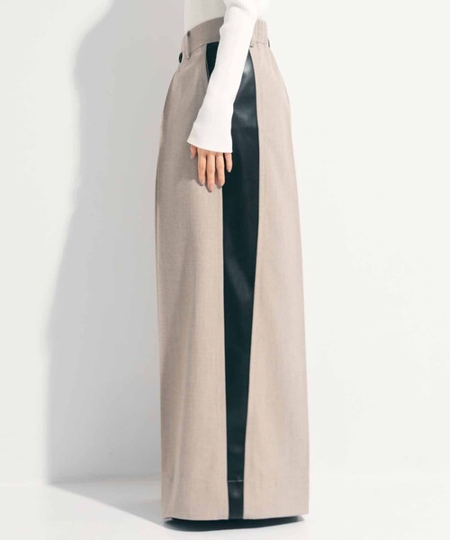 STUDIOUS(ステュディオス)の「【STUDIOUS/ステュディオス】Side Leather Flare Trousers/サイドレザーフレアトラウザー/スラックス/美脚パンツ/通勤パンツ/トレンドパンツ(スラックス・レディース・ブラック/ベージュ・1/2)」の7枚目の写真
