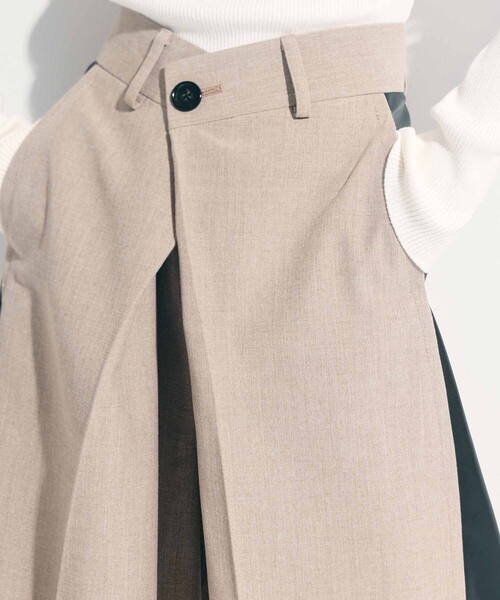 STUDIOUS(ステュディオス)の「【STUDIOUS/ステュディオス】Side Leather Flare Trousers/サイドレザーフレアトラウザー/スラックス/美脚パンツ/通勤パンツ/トレンドパンツ(スラックス・レディース・ブラック/ベージュ・1/2)」の9枚目の写真