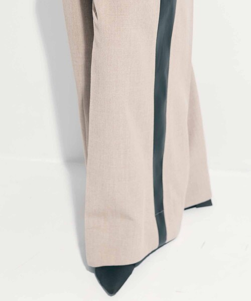 STUDIOUS(ステュディオス)の「【STUDIOUS/ステュディオス】Side Leather Flare Trousers/サイドレザーフレアトラウザー/スラックス/美脚パンツ/通勤パンツ/トレンドパンツ(スラックス・レディース・ブラック/ベージュ・1/2)」の10枚目の写真
