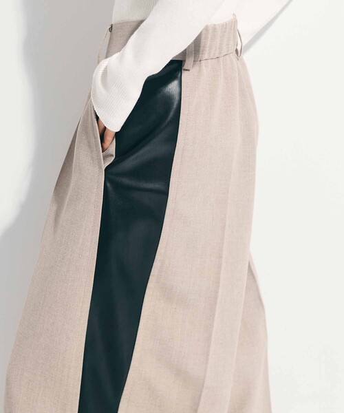 STUDIOUS(ステュディオス)の「【STUDIOUS/ステュディオス】Side Leather Flare Trousers/サイドレザーフレアトラウザー/スラックス/美脚パンツ/通勤パンツ/トレンドパンツ(スラックス・レディース・ブラック/ベージュ・1/2)」の11枚目の写真