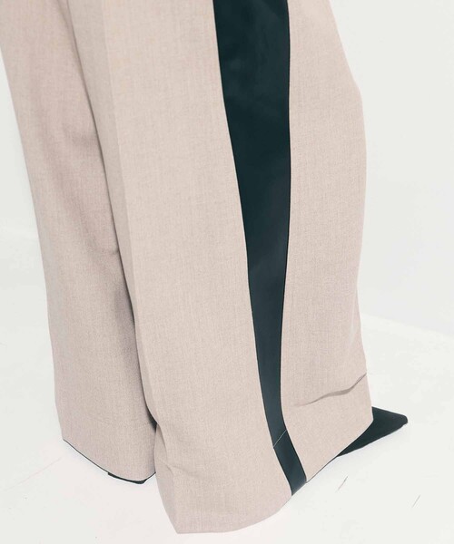 STUDIOUS(ステュディオス)の「【STUDIOUS/ステュディオス】Side Leather Flare Trousers/サイドレザーフレアトラウザー/スラックス/美脚パンツ/通勤パンツ/トレンドパンツ(スラックス・レディース・ブラック/ベージュ・1/2)」の13枚目の写真