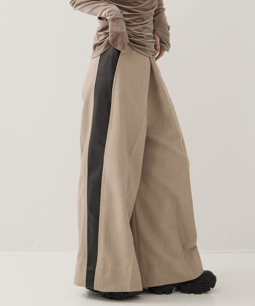 STUDIOUS(ステュディオス)の「【STUDIOUS/ステュディオス】Side Leather Flare Trousers/サイドレザーフレアトラウザー/スラックス/美脚パンツ/通勤パンツ/トレンドパンツ(スラックス・レディース・ブラック/ベージュ・1/2)」の2枚目の写真