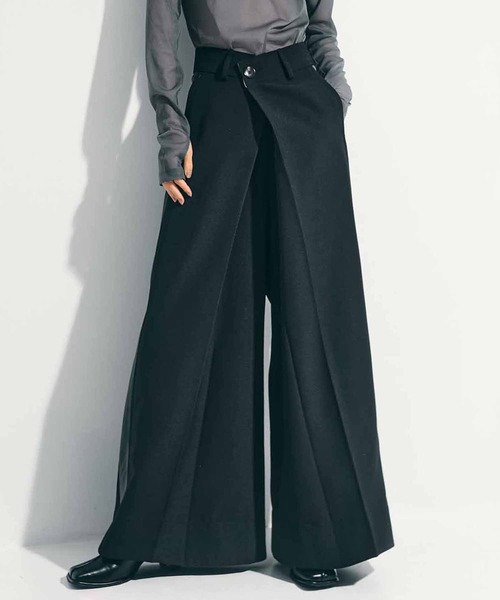 STUDIOUS(ステュディオス)の「【STUDIOUS/ステュディオス】Side Leather Flare Trousers/サイドレザーフレアトラウザー/スラックス/美脚パンツ/通勤パンツ/トレンドパンツ(スラックス・レディース・ブラック/ベージュ・1/2)」の1枚目の写真