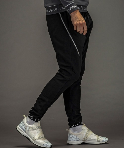 LUXEAKMPLUS(リュクスエイケイエムプラス)の「LUXEAKMPLUS(リュクスエイケイエムプラス)ゴルフ ブランドロゴ テーパードシルエット トレーニング ロングパンツ(ストレッチ性/吸水速乾)(スウェットパンツ・メンズ・ブラック/グレー・XXL/XL/L/M/S)」の5枚目の写真