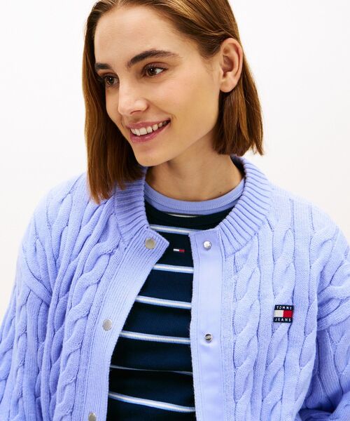 tommy jeans(トミー ジーンズ)の「バッジケーブルカーディガン(カーディガン/ボレロ・レディース・ライラック系/ネイビー/ホワイト/サックスブルー系1・SMALL/X-SMALL/MEDIUM)」の6枚目の写真