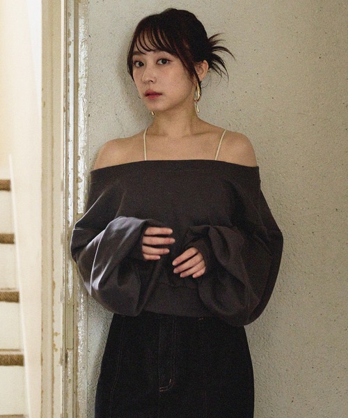 mideal（マイディール）の「offshoulder sweatshirt / オフショルダースウェットトップス（スウェット・レディース・アイボリー/チャコールグレー・FREE）」の3枚目の写真