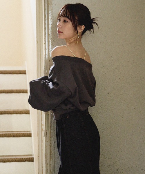 mideal（マイディール）の「offshoulder sweatshirt / オフショルダースウェットトップス（スウェット・レディース・アイボリー/チャコールグレー・FREE）」の5枚目の写真