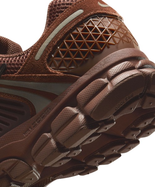 NIKE(ナイキ)の「NIKE Zoom Vomero 5(ナイキ ウィメンズ ズーム ボメロ 5)(スニーカー・レディース・ピンク系/ブラウン系・23cm/23.5cm/24.5cm/25cm/24cm)」の4枚目の写真