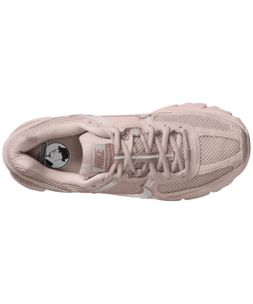 NIKE(ナイキ)の「NIKE Zoom Vomero 5(ナイキ ウィメンズ ズーム ボメロ 5)(スニーカー・レディース・ピンク系/ブラウン系・23cm/23.5cm/24.5cm/25cm/24cm)」の10枚目の写真