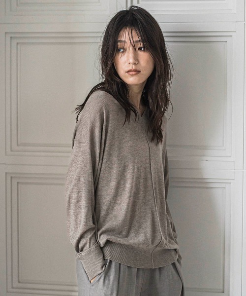MAYSON GREY(メイソングレイ)の「シルクカシミヤVネックコクーンニットプルオーバー≪手洗い可能≫(ニット/セーター・レディース・ベージュ/ブラック/ブラウン/レッド/ピンク/イエロー/ブルー・M)」の5枚目の写真