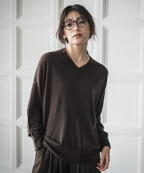MAYSON GREY(メイソングレイ)の「シルクカシミヤVネックコクーンニットプルオーバー≪手洗い可能≫(ニット/セーター・レディース・ベージュ/ブラック/ブラウン/レッド/ピンク/イエロー/ブルー・M)」の4枚目の写真