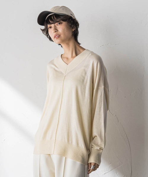 MAYSON GREY(メイソングレイ)の「シルクカシミヤVネックコクーンニットプルオーバー≪手洗い可能≫(ニット/セーター・レディース・ベージュ/ブラック/ブラウン/レッド/ピンク/イエロー/ブルー・M)」の7枚目の写真