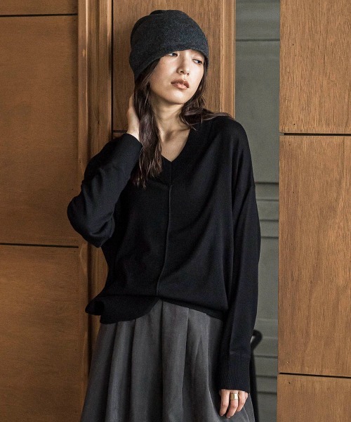 MAYSON GREY(メイソングレイ)の「シルクカシミヤVネックコクーンニットプルオーバー≪手洗い可能≫(ニット/セーター・レディース・ベージュ/ブラック/ブラウン/レッド/ピンク/イエロー/ブルー・M)」の3枚目の写真