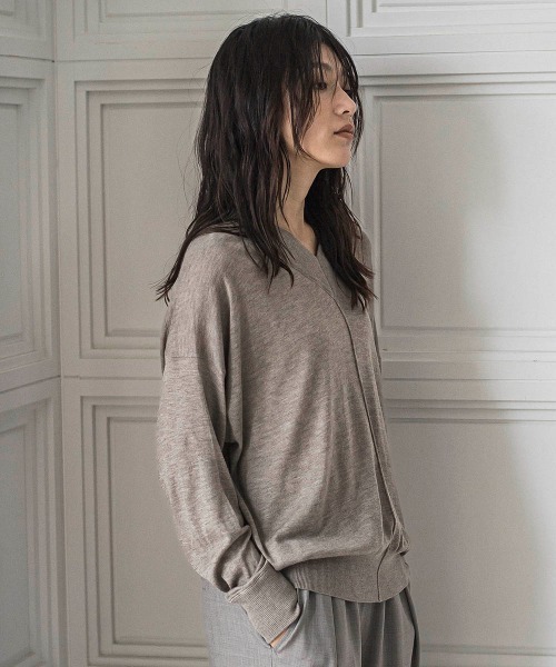 MAYSON GREY(メイソングレイ)の「シルクカシミヤVネックコクーンニットプルオーバー≪手洗い可能≫(ニット/セーター・レディース・ベージュ/ブラック/ブラウン/レッド/ピンク/イエロー/ブルー・M)」の8枚目の写真