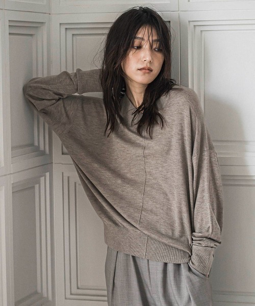 MAYSON GREY(メイソングレイ)の「シルクカシミヤVネックコクーンニットプルオーバー≪手洗い可能≫(ニット/セーター・レディース・ベージュ/ブラック/ブラウン/レッド/ピンク/イエロー/ブルー・M)」の9枚目の写真