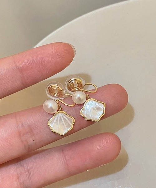 yu-ka(ユーカ)の「YU-KA:クラシックデザインパールイヤリング classic design Pearl earring(イヤリング・レディース・ゴールド・FREE)」の2枚目の写真
