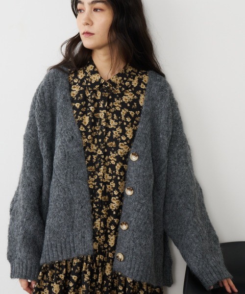 Libra Cue（リブラ キュー）の「ケーブルニットカーディガン（カーディガン/ボレロ・レディース・アイボリー/チャコールグレー・FREE）」の2枚目の写真