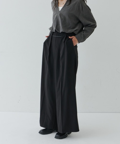 NUJOH(ヌゾ)の「Flow Silhouette Leather-String Pants / レザーコード ドローストリングパンツ(スラックス・レディース・ブラック/ブラウン/チャコールグレー・LARGE/MEDIUM/SMALL)」の2枚目の写真