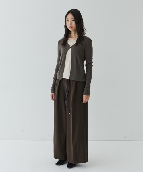 NUJOH(ヌゾ)の「Flow Silhouette Leather-String Pants / レザーコード ドローストリングパンツ(スラックス・レディース・ブラック/ブラウン/チャコールグレー・LARGE/MEDIUM/SMALL)」の13枚目の写真