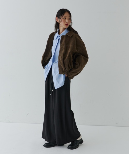 NUJOH(ヌゾ)の「Flow Silhouette Leather-String Pants / レザーコード ドローストリングパンツ(スラックス・レディース・ブラック/ブラウン/チャコールグレー・LARGE/MEDIUM/SMALL)」の19枚目の写真