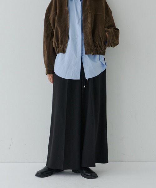 NUJOH(ヌゾ)の「Flow Silhouette Leather-String Pants / レザーコード ドローストリングパンツ(スラックス・レディース・ブラック/ブラウン/チャコールグレー・LARGE/MEDIUM/SMALL)」の22枚目の写真