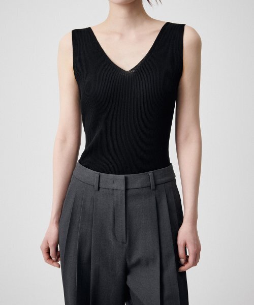 MUSINSA STANDARD WOMAN（ムシンサスタンダードウーマン）の「ウィメンズリブドVネックニットスリーブレストップ[ブラック]（ニット/セーター・レディース・その他・SMALL/MEDIUM/LARGE/X-SMALL）」の2枚目の写真