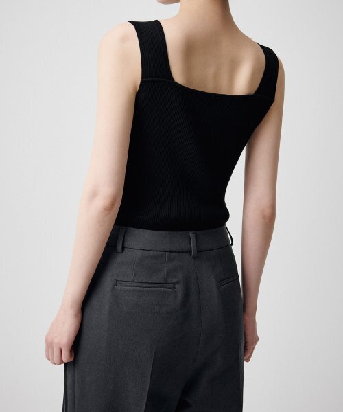 MUSINSA STANDARD WOMAN（ムシンサスタンダードウーマン）の「ウィメンズリブドVネックニットスリーブレストップ[ブラック]（ニット/セーター・レディース・その他・SMALL/MEDIUM/LARGE/X-SMALL）」の4枚目の写真