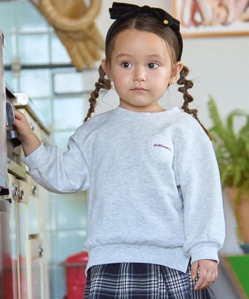 petit main（プティマイン）の「【プティプラ】GIRLSトレーナー（スウェット・キッズ・アイボリー/ブルーグレー/ライトピンク/ネイビー/ホワイト系その他/ライトグリーン/ダークブラウン/ブルー/ライトベージュ/レッド・80ｃｍ/120cm/90cm/130cm/110cm/100cm）」の3枚目の写真