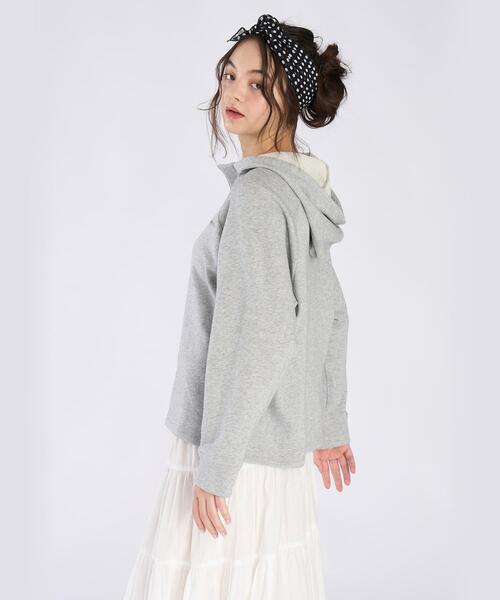 To b. by agnes b.（トゥービーバイアニエスベー）の「コットン ハーフジップ スウェットフーディー（パーカー・レディース・グレー・40/38）」の7枚目の写真