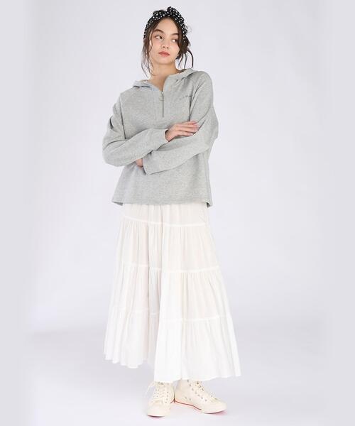 To b. by agnes b.（トゥービーバイアニエスベー）の「コットン ハーフジップ スウェットフーディー（パーカー・レディース・グレー・40/38）」の4枚目の写真