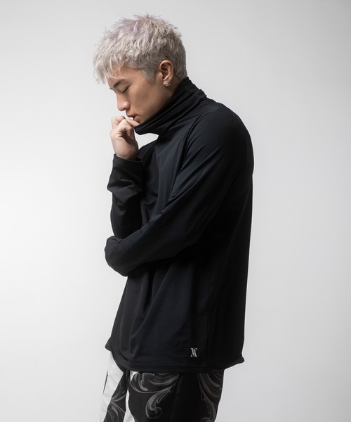 VANQUISH(ヴァンキッシュ)の「VANQUISH / ヴァンキッシュ VAアイコン ハイネック 長袖Tシャツ(Tシャツ/カットソー・メンズ・ブラック・FREE)」の1枚目の写真