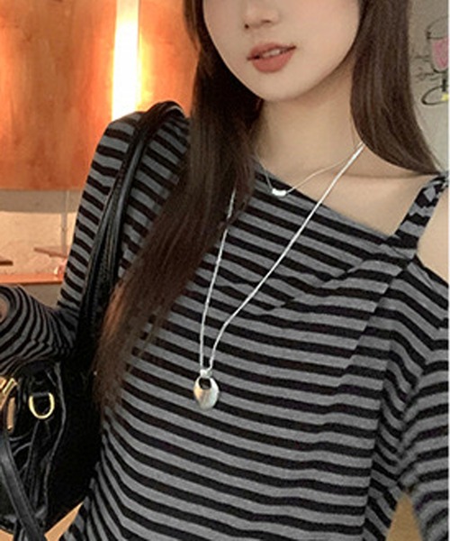 NANEA(ナネア)の「アシンメトリーねじれデザインロングTシャツ(Tシャツ/カットソー・レディース・ブラック/ホワイト/ブラック×グレー・SMALL/MEDIUM/LARGE)」の1枚目の写真
