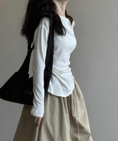 NANEA(ナネア)の「アシンメトリーねじれデザインロングTシャツ(Tシャツ/カットソー・レディース・ブラック/ホワイト/ブラック×グレー・SMALL/MEDIUM/LARGE)」の16枚目の写真