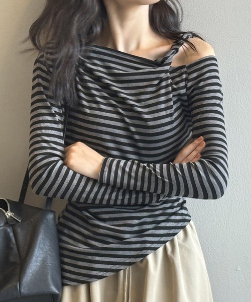 NANEA(ナネア)の「アシンメトリーねじれデザインロングTシャツ(Tシャツ/カットソー・レディース・ブラック/ホワイト/ブラック×グレー・SMALL/MEDIUM/LARGE)」の21枚目の写真