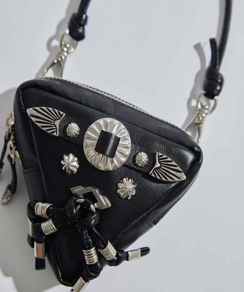 TOGA PULLA（トーガ　プルラ）の「【TOGA PULLA/トーガプルラ】Triangle shoulder pouch/トライアングルショルダーポーチ（ショルダーバッグ・レディース・ブラック・FREE）」の3枚目の写真