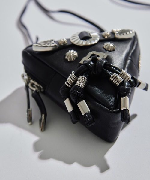 TOGA PULLA（トーガ　プルラ）の「【TOGA PULLA/トーガプルラ】Triangle shoulder pouch/トライアングルショルダーポーチ（ショルダーバッグ・レディース・ブラック・FREE）」の4枚目の写真