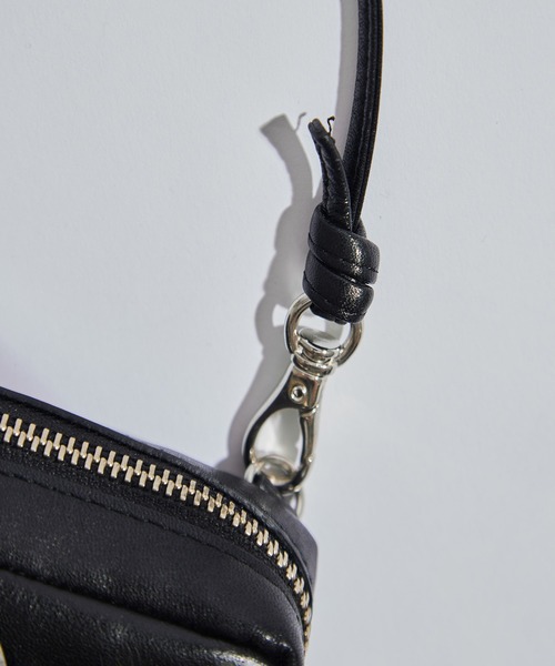 TOGA PULLA（トーガ　プルラ）の「【TOGA PULLA/トーガプルラ】Triangle shoulder pouch/トライアングルショルダーポーチ（ショルダーバッグ・レディース・ブラック・FREE）」の7枚目の写真