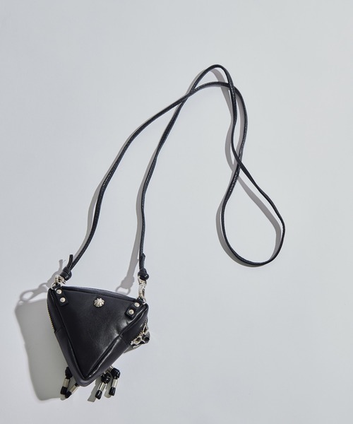 TOGA PULLA（トーガ　プルラ）の「【TOGA PULLA/トーガプルラ】Triangle shoulder pouch/トライアングルショルダーポーチ（ショルダーバッグ・レディース・ブラック・FREE）」の2枚目の写真