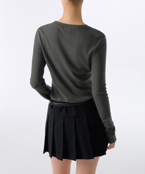 MUSINSA STANDARD WOMAN（ムシンサスタンダードウーマン）の「[ヒートタンダード] ウィメンズ裏起毛スリムクルーネック長袖Tシャツ [ダークグレー]（Tシャツ/カットソー・レディース・その他・X-SMALL/SMALL/MEDIUM/LARGE）」の2枚目の写真