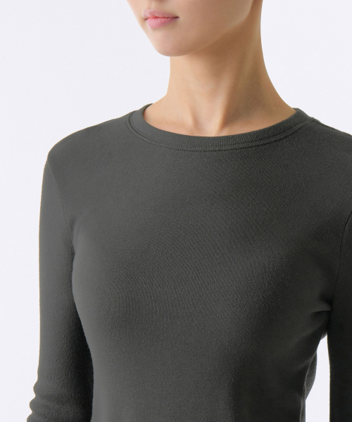 MUSINSA STANDARD WOMAN（ムシンサスタンダードウーマン）の「[ヒートタンダード] ウィメンズ裏起毛スリムクルーネック長袖Tシャツ [ダークグレー]（Tシャツ/カットソー・レディース・その他・X-SMALL/SMALL/MEDIUM/LARGE）」の3枚目の写真
