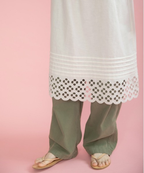 Dot＆Stripes CHILD WOMAN（ドットアンドストライプス　チャイルドウーマン）の「コットンリネンキャンバス フラワーカットワークキャミワンピース（ワンピース・レディース・ホワイト・FREE）」の16枚目の写真